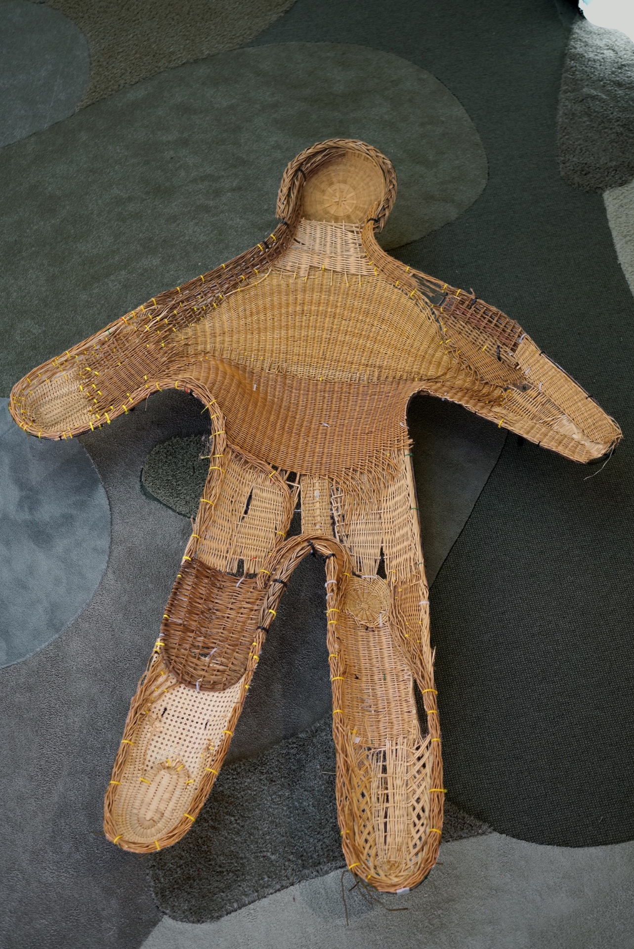 No Name — 2014 — Human-shaped lounge made from old baskets and tie wraps. — Eindhoven — by Sander Wassink — photo Sander Wassink