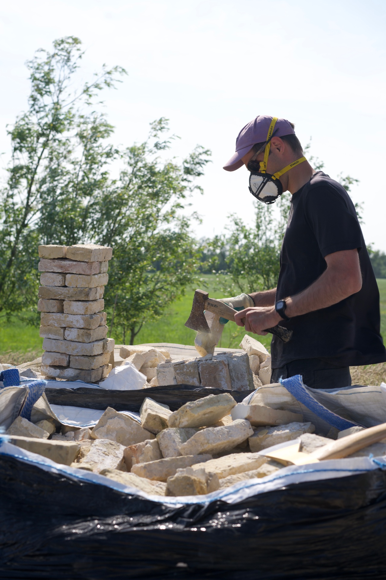 Rest — 2025 — Pieter Maes cleaning the Bricks — Mirns — by Sander Wassink — photo SAnder Wassink