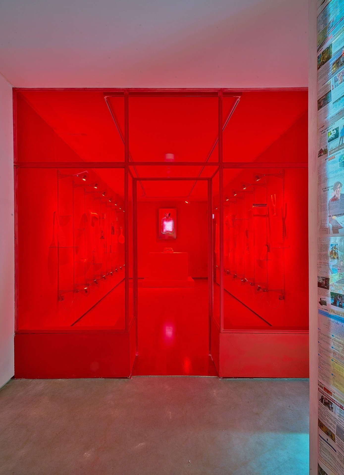 Tesiweiki — 2017 — Installation of red objects made in China, purchased in shops around the museum and resold inside the museum — Winterswijk — by Sander Wassink — photo Sander Wassink