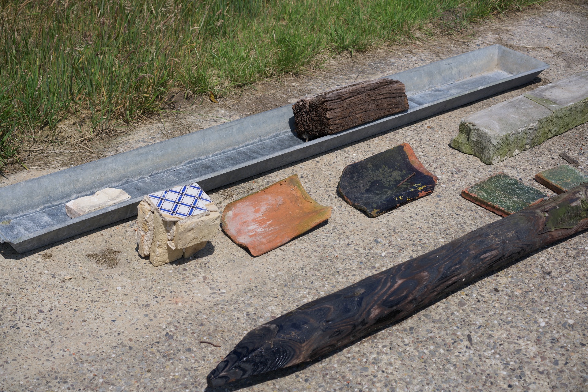 REST — 2025 — Materials samples found around the farm — Mirns — by Sander Wassink — photo Sander Wassink