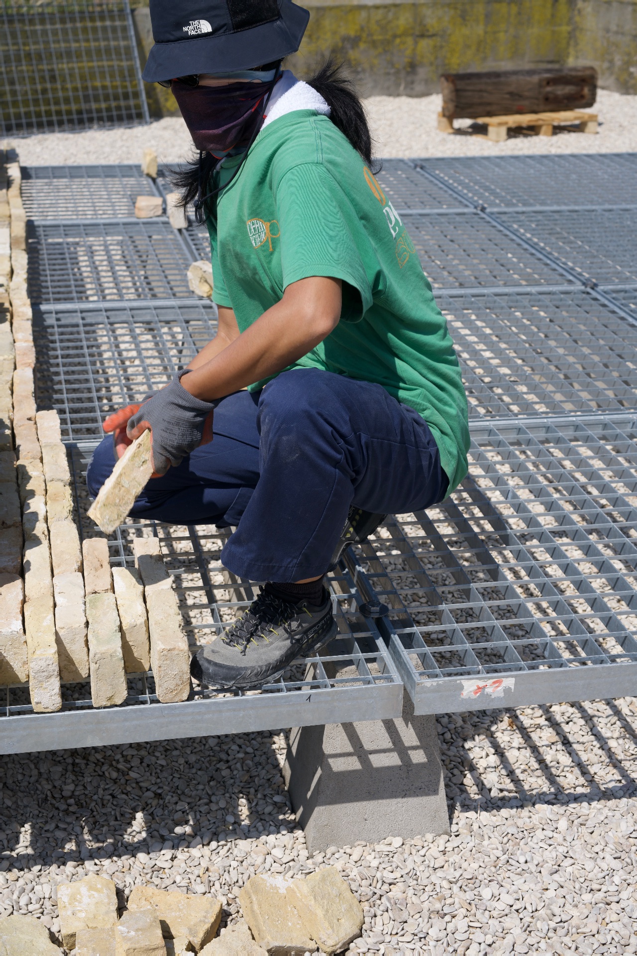 REST — 2025 — Positioning the bricks on the frame — Mirns — by Sander Wassink — photo Sander Wassink