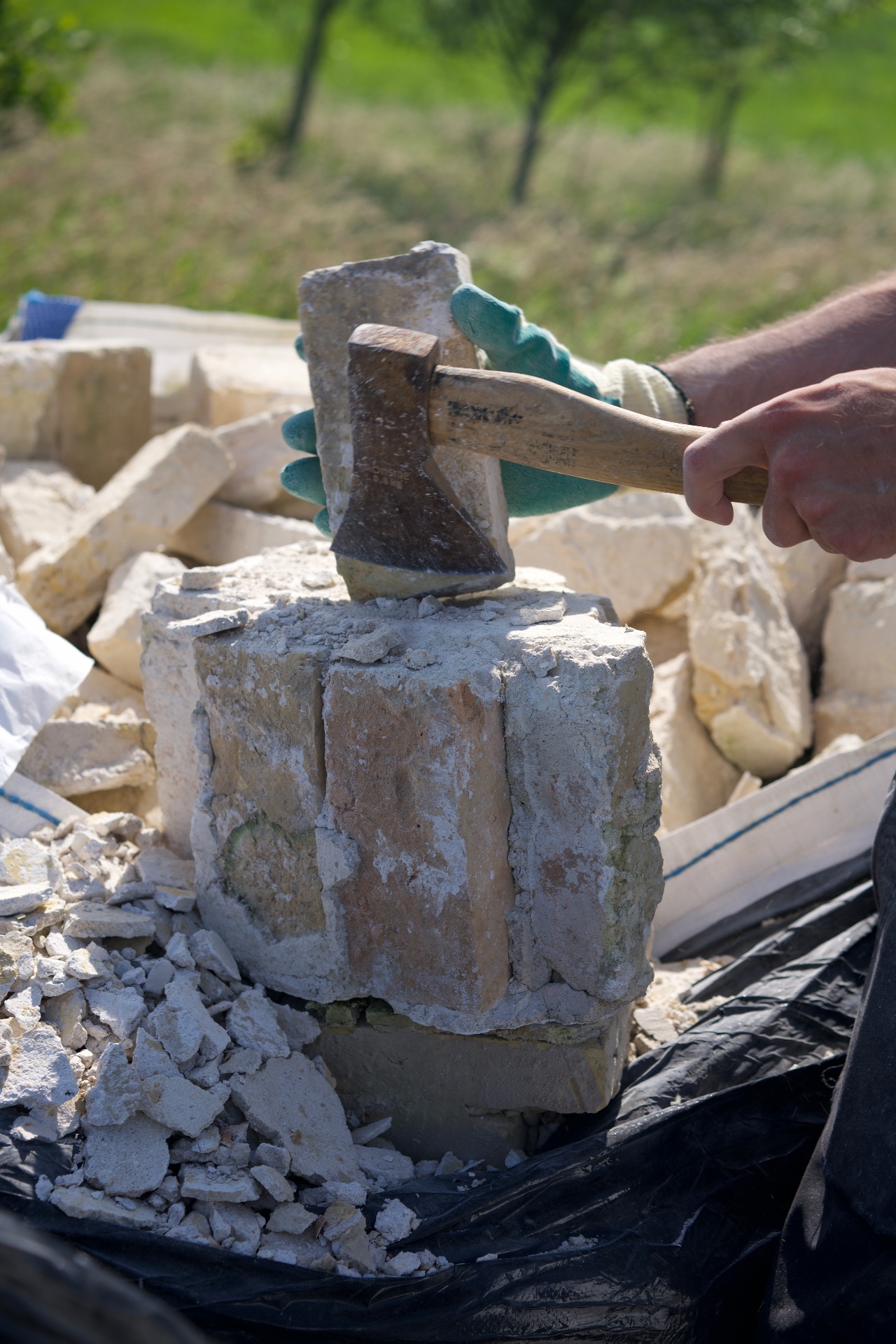 REST — 2025 — Cleaning the bricks from old mortar with a kitchen axe — Mirns — by Sander Wassink — photo Sander Wassink